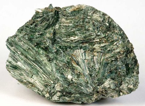 Actinolite (une sorte de jade) Actinolite (une sorte de jade)
