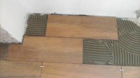 Koridordaki karo zeminler: döşeme