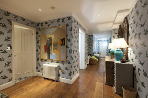 Gemusterte Tapete für den Korridor Gemusterte Tapete für den Korridor