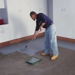 Бърза и ефективна работа, осигурена от използването на валяк на дълга дръжка