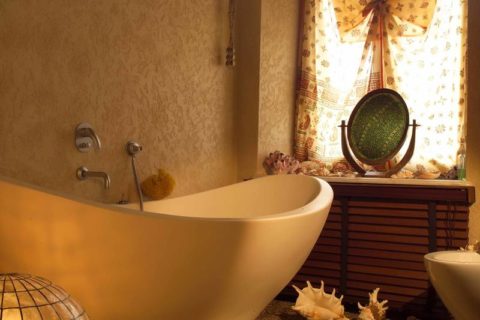 Enduit acrylique sur les murs de la salle de bain