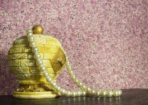 Dekorative Flecken in der Zusammensetzung der flüssigen Tapete Dekorative Flecken in der Zusammensetzung der flüssigen Tapete