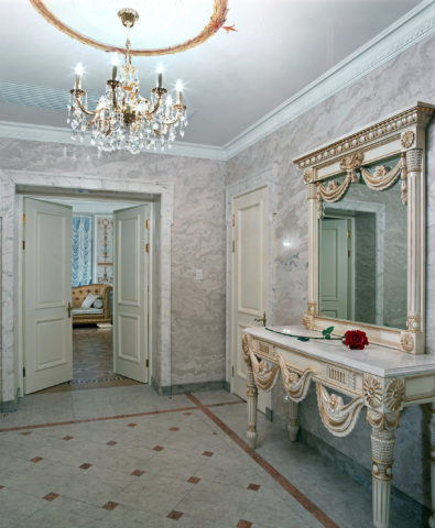 Снимка на стените на коридора с имитация на мрамор