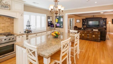 Küche und Wohnzimmer sind im gleichen Stil gestaltet. Küche und Wohnzimmer sind im gleichen Stil gestaltet.