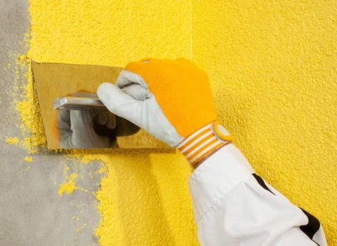 Aufbringen von flüssigen Tapeten Aufbringen von flüssigen Tapeten