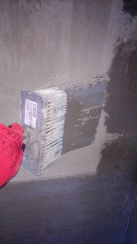 Αστάρωμα στον τοίχο