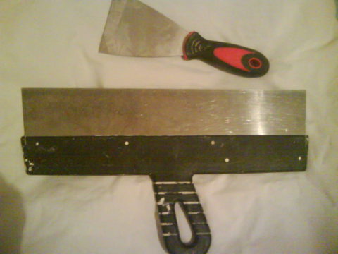 Das Hauptwerkzeug - zwei Spatel unterschiedlicher Breite