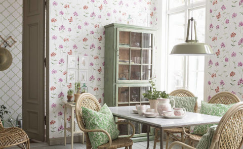 Korbmöbel aus natürlichem Rattan in der Küche im Provence-Stil Korbmöbel aus natürlichem Rattan in der Küche im Provence-Stil