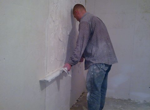 Nach dem Verputzen von Leuchttürmen überschreitet die Größe der Unebenheiten selten 2-3 mm