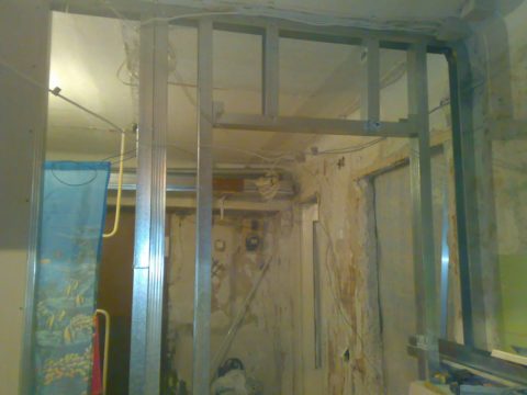 Le support à double profil augmente la rigidité du mur