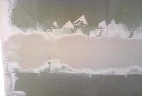 La giunzione dei fogli aggiuntivi è marcatamente contrassegnata dallo spessore