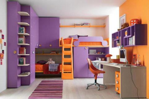 Das Zimmer hat drei Grundfarben - Beige, Lila und Orange.