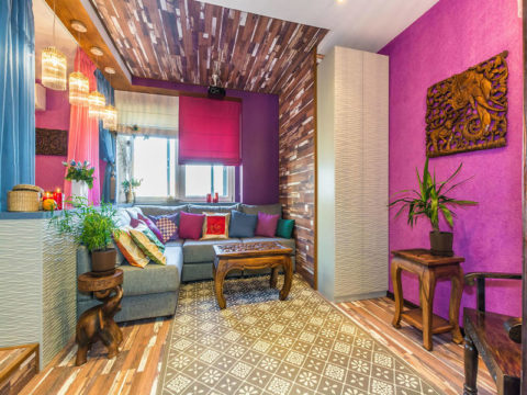 Helle Wand mit flüssiger Tapete bedeckt Helle Wand mit flüssiger Tapete bedeckt