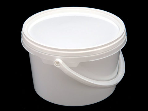 Um balde de plástico é útil para amassar massas