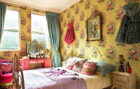 Το ροζ χρώμα αραιώνεται με ήρεμους ζεστούς τόνους.