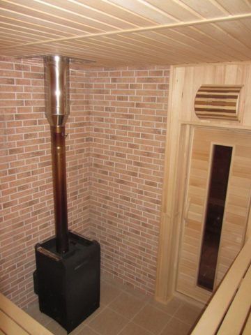 Sobanın arkasındaki duvarlar Nitih panellerle kaplıdır