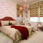 Οι ζεστές αποχρώσεις των ρωμαϊκών κουρτινών στα παράθυρα κάνουν το δωμάτιο άνετο