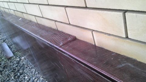 Couvercle supérieur incliné