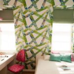 Σε ένα μικρό δωμάτιο, μπορείτε να χρησιμοποιήσετε φωτεινά χρώματα σε λευκό φόντο.