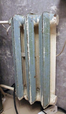 Inkompatibel mit alter Farbe löst sich schnell die Oberfläche der Batterie ab