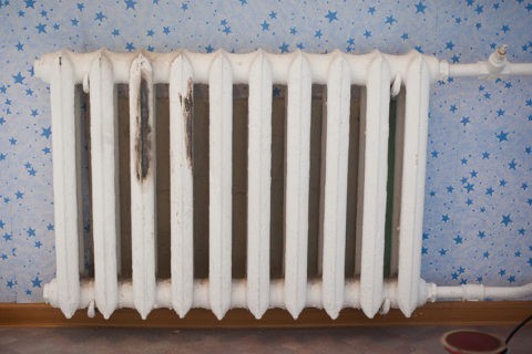 Abblättern und Farbtropfen auf gusseisernen Abschnitten