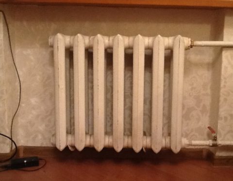 Die Beschichtung weist an den Kanten der Abschnitte Abriebspuren auf