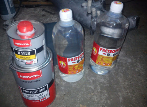 Falls erforderlich, fügen Sie der Farbe Verdünner hinzu und mischen Sie sie gründlich durch.