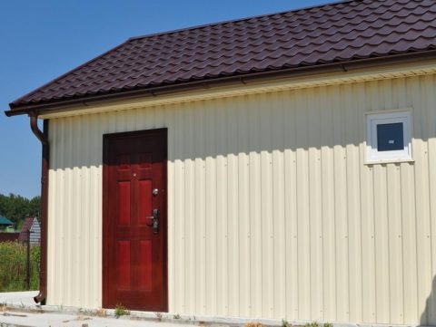 Oluklu mukavva ile kaplanmış duvarlar