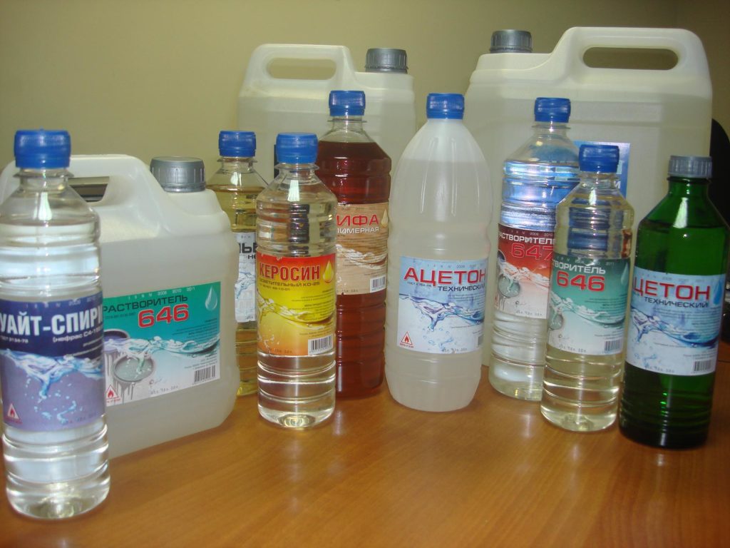 Οποιοσδήποτε οργανικός διαλύτης είναι κατάλληλος για απολίπανση.