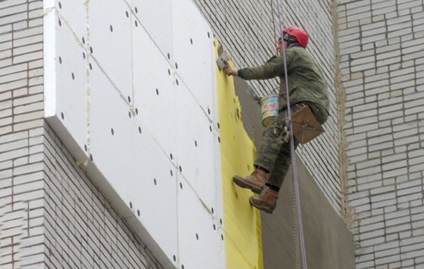 Technologie zum Aufbringen von Fassadenputz auf Schaum