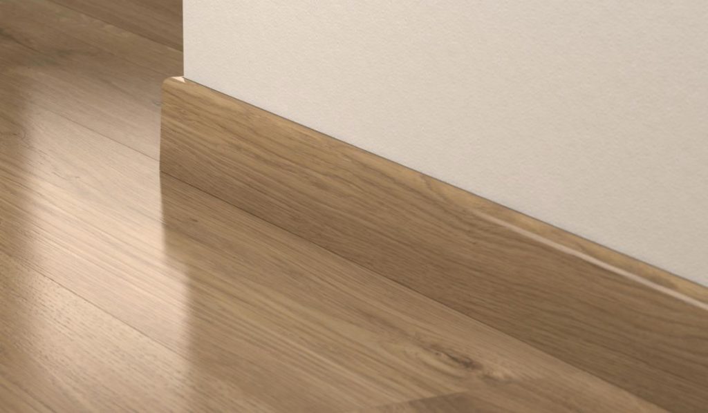 Rodapé na cor do piso.