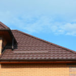 revestimiento de metal, debajo del tronco