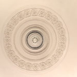 γυψομάρμαρο στο ταβάνι στη φωτογραφία του διαμερίσματος