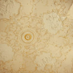 γυψομάρμαρο στο ταβάνι στη φωτογραφία του διαμερίσματος