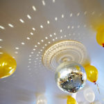 γυψομάρμαρο στο ταβάνι στη φωτογραφία του διαμερίσματος