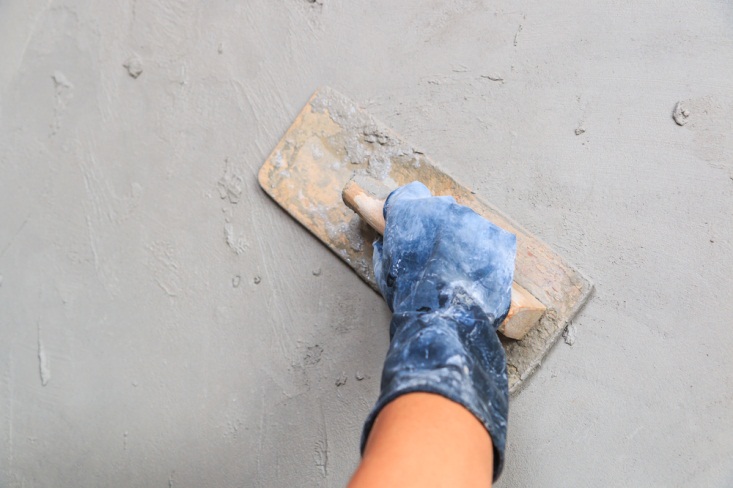 To keep the floating floor screed even, fill the beacons on the surface